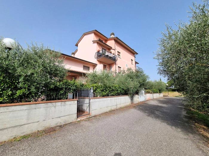 Appartamento trilocale in vendita in Case Sparse Montecchio, Macchia Della Madonna, Cortona