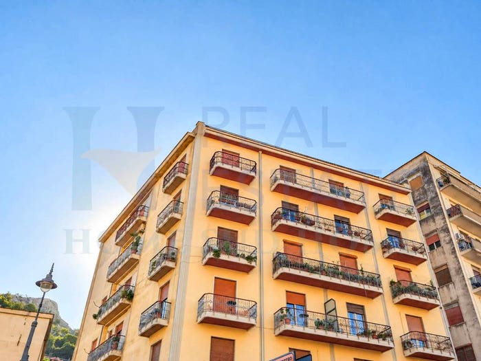 Appartamento con 5 locali in vendita in Piazza Corrado Rizzone, Modica Bassa, Modica