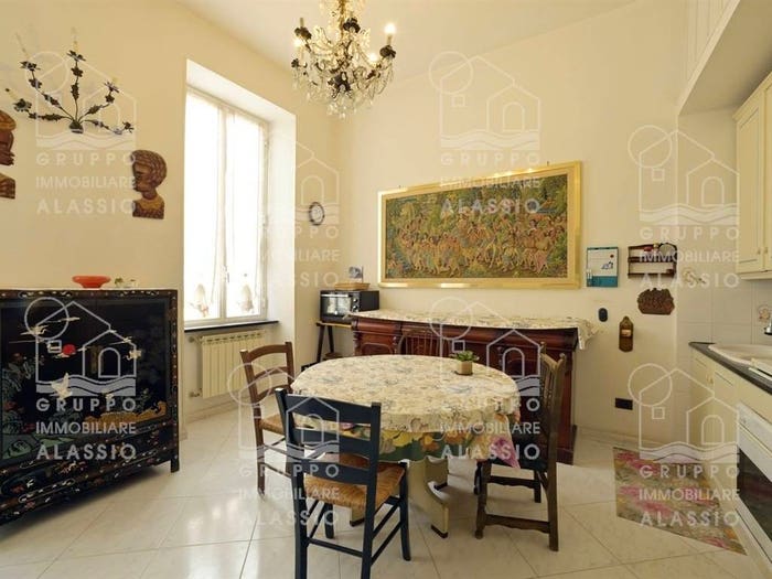 Appartamento quadrilocale in vendita in VIA VITTORIO VENETO, Centro, Alassio