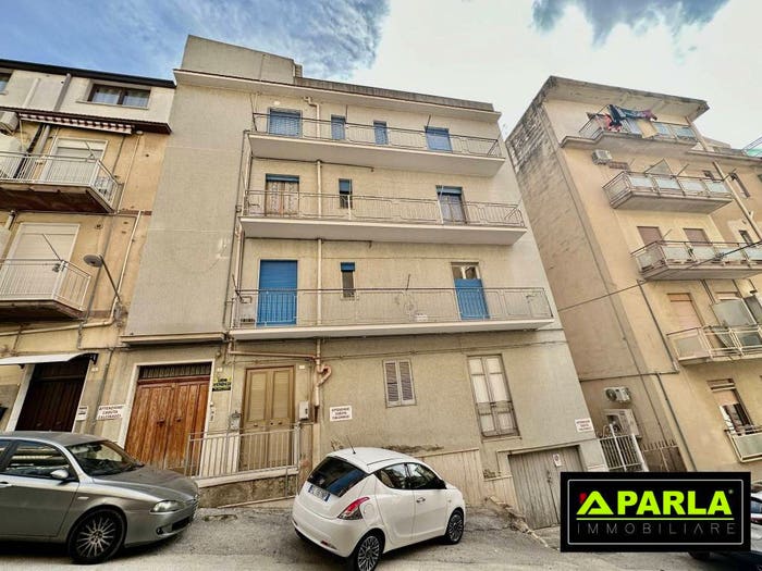 Appartamento con 6 locali in vendita in Via Maria Burgio, Canicattì