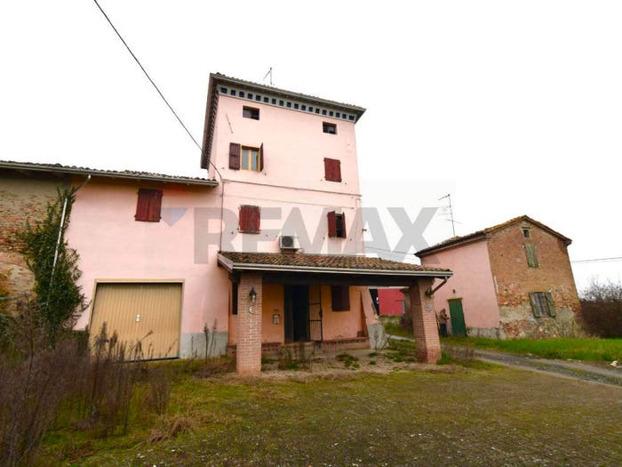 Casa con 6 locali in vendita in Via Gabbiano Cella, Noceto