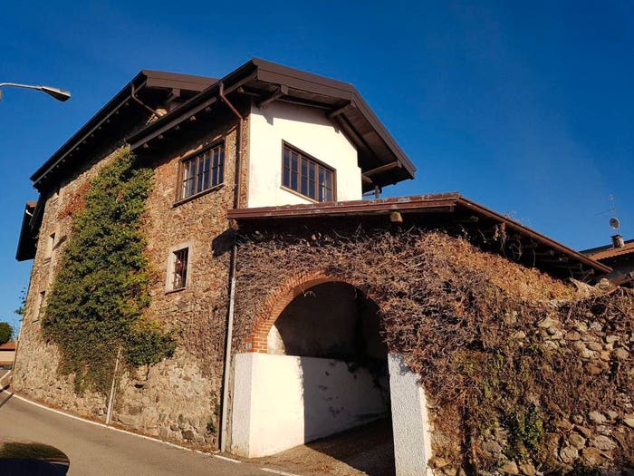 Casa con 6 locali in vendita in Via Circonvallazione dei Chiusi, Centro, Paruzzaro