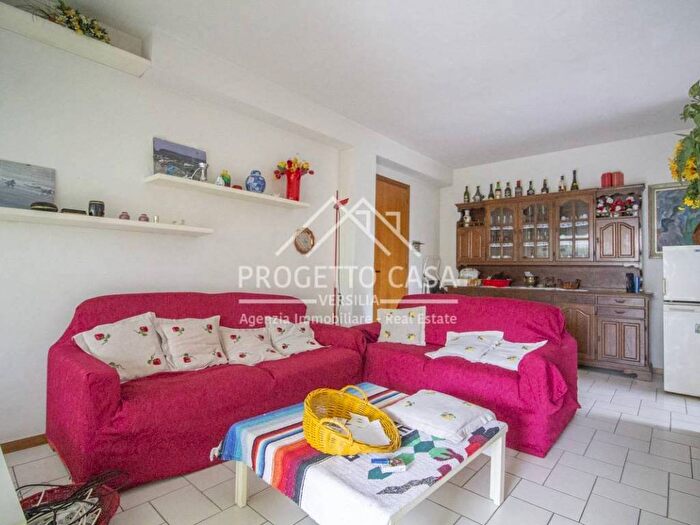 Appartamento con 6 locali in vendita in Via Genova, Città Giardino, Viareggio
