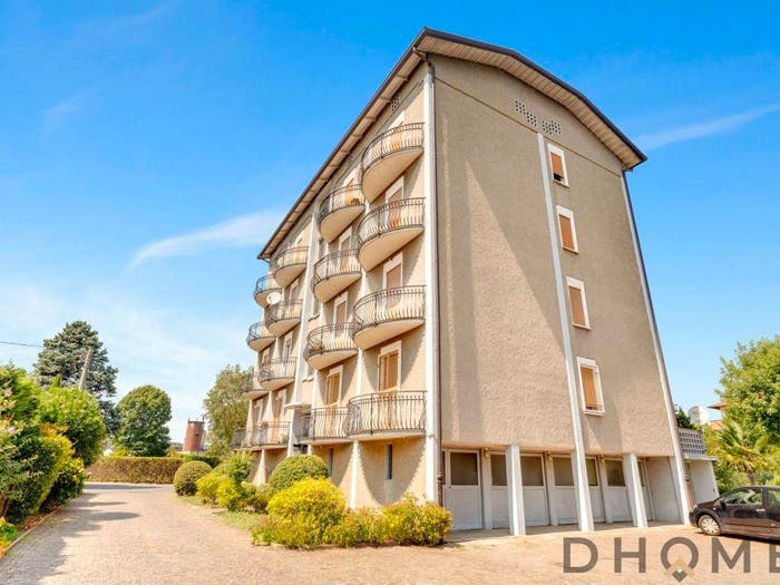 Appartamento trilocale in vendita in Via Parini Carugo CO Italia, Centro, Carugo