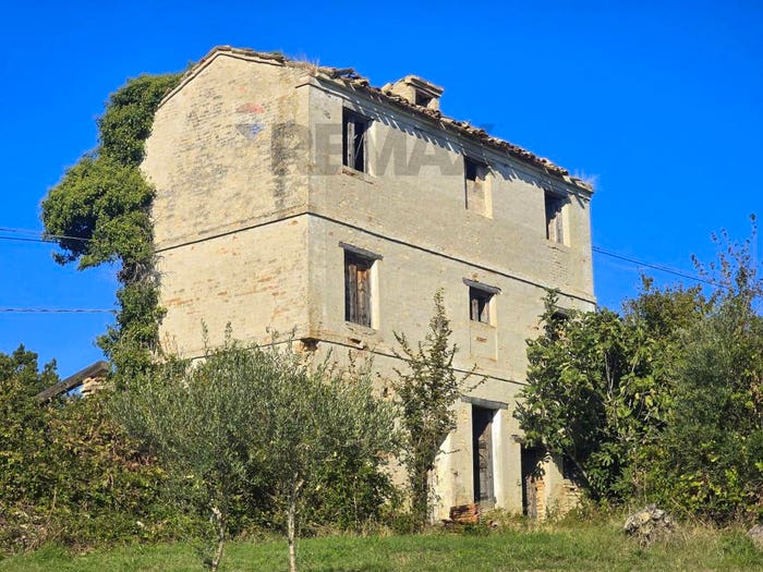 Casa con 6 locali in vendita in Francavilla d'Ete
