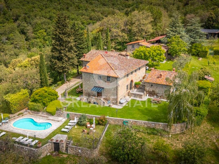 Casa con 6 locali in vendita in Viale dé Gasperi, Centro, Loro Ciuffenna