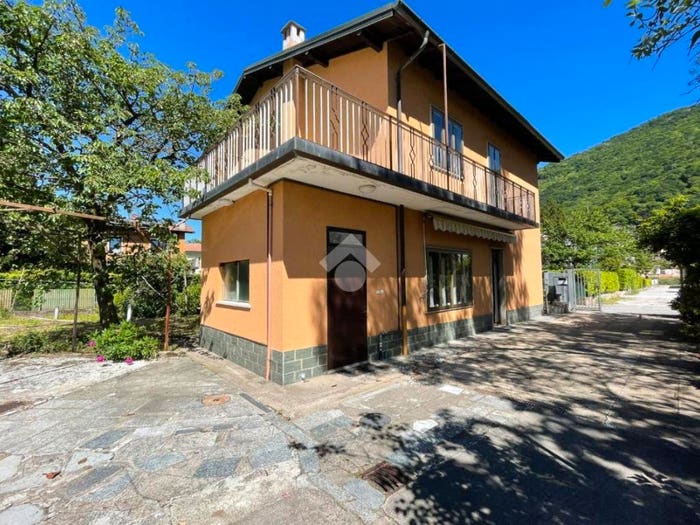 Casa con 6 locali in vendita in Via Fratelli Bertolla, Porto Ceresio
