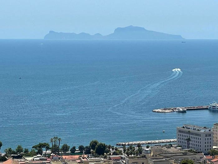 Appartamento con 6 locali in vendita in Piazza Amedeo Parco Margherita, Napoli