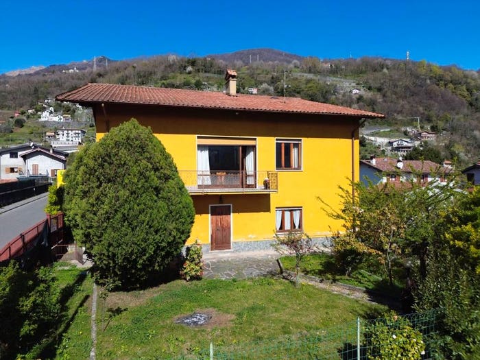 Casa con 6 locali in vendita in Piazza Matteri, Dongo