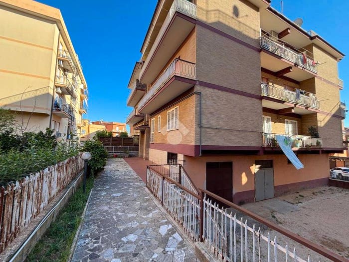Appartamento trilocale in vendita in Via Edmondo de Amicis, Centro, Genzano di Roma
