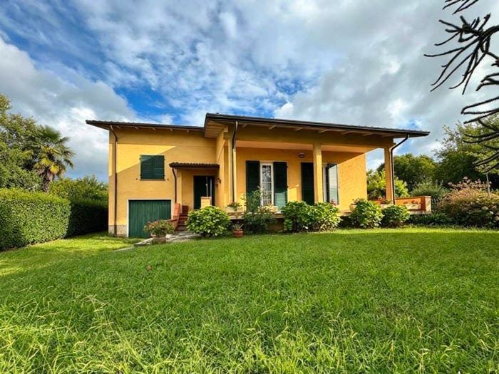 Casa con 6 locali in vendita in Luni