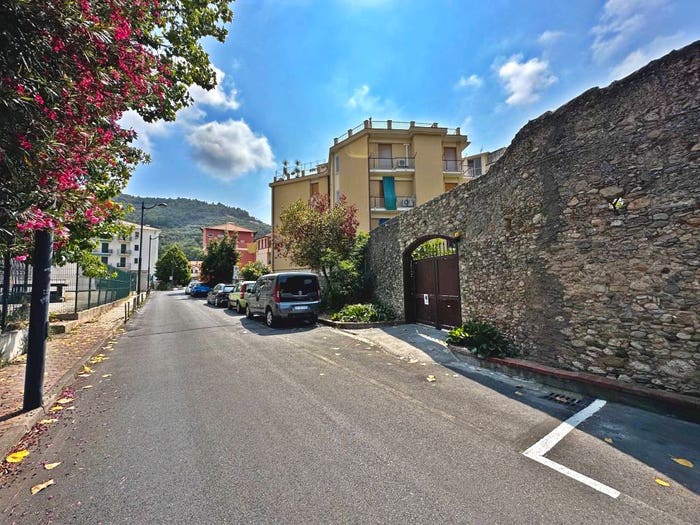 Appartamento trilocale in vendita in Via degli Anemoni, Centro, Finale Ligure