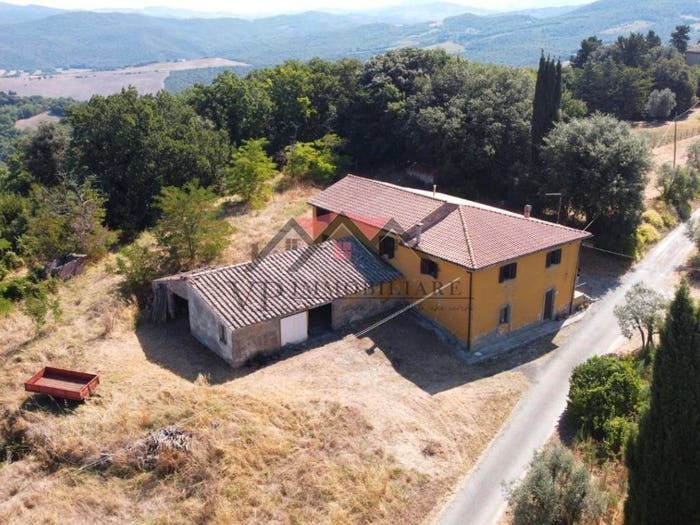 Casa con 6 locali in vendita in Pomarance