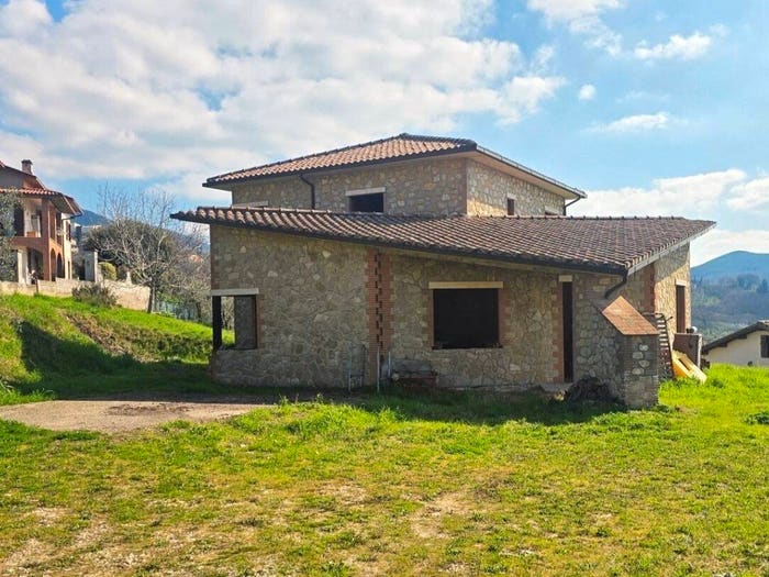Casa con 6 locali in vendita in Via Pagliericci, Centro, Montecchio