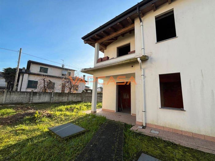 Casa quadrilocale in vendita in Via Monte Cervino, Castel Rozzone