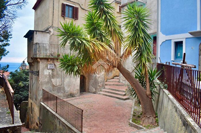 Casa monolocale in vendita in Vicolo Roberto Il Guiscardo, Paola