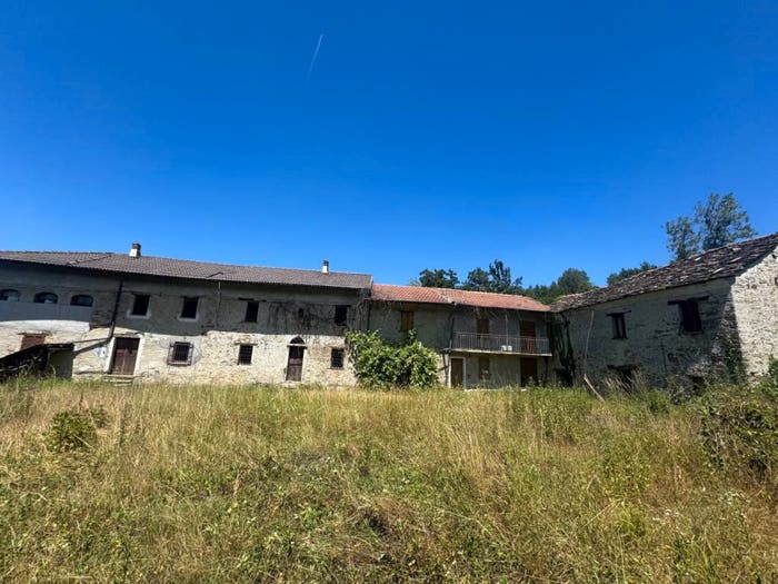Casa con 5 locali in vendita in Frazione Lunetta, Mombarcaro