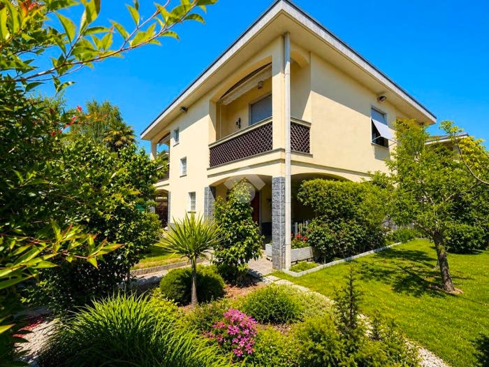 Casa quadrilocale in vendita in Via xxv aprile, Centro, Caronno Pertusella