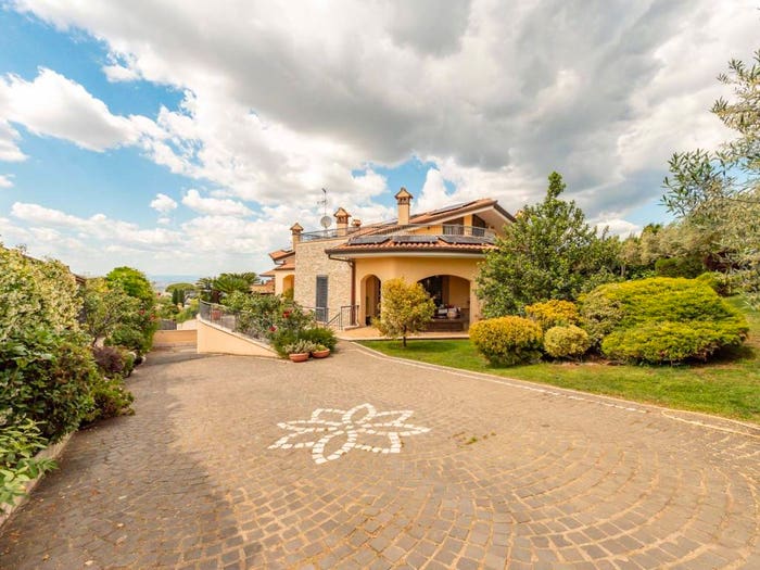 Casa con 6 locali in vendita in Viale Enrico Fermi, Frascati