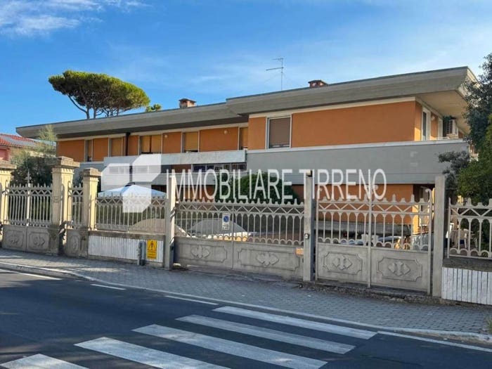 Appartamento trilocale in vendita in Via Gioacchino Rossini, Marina di Massa Centro, Massa