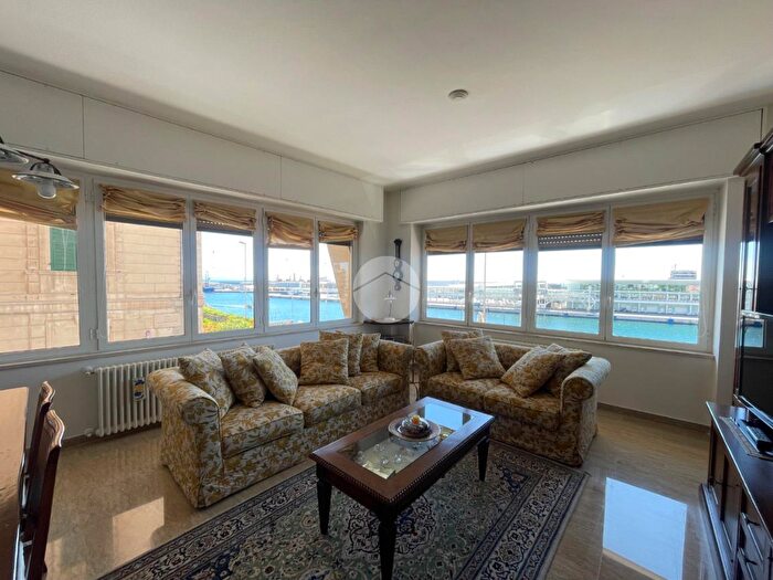 Appartamento trilocale in vendita in Via Santorre di Santarosa, Savona