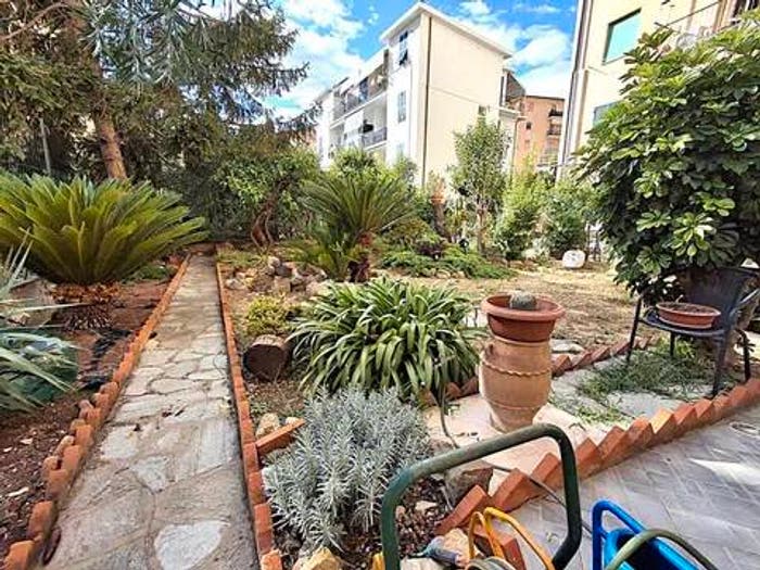 Appartamento con 5 locali in vendita in Piazza Goffredo Mameli, Porto Maurizio, Imperia