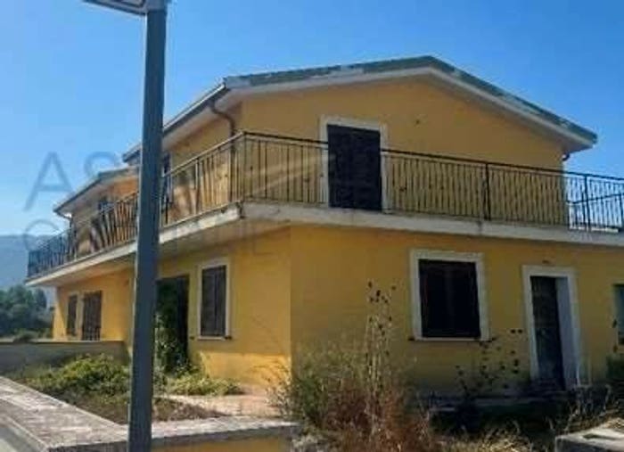 Appartamento con 6 locali in vendita in Via dei Platani, Oricola