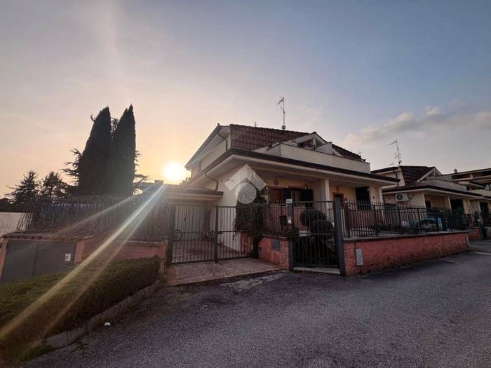 Casa trilocale in vendita in Via Colle Cagioli, Centro, Lariano