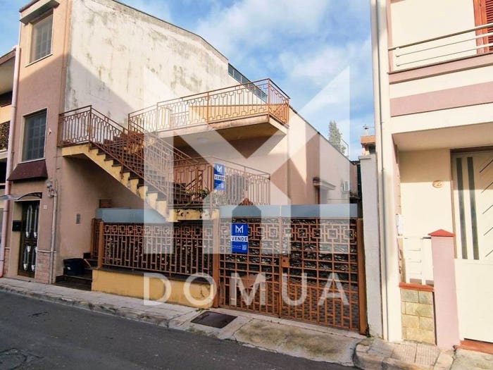 Casa con 5 locali in vendita in Via Monsignor Gaetano Fagiani, Parabita