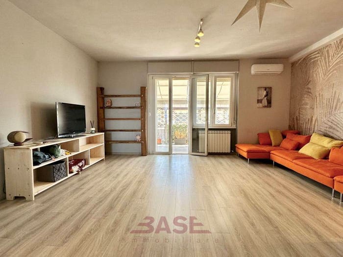 Appartamento con 6 locali in vendita in Viale Italia, Cecina Centro, Cecina