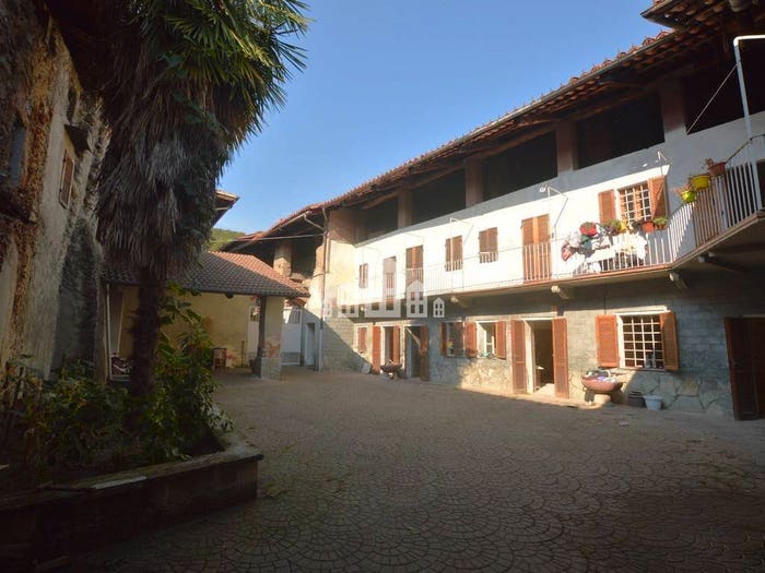 Casa con 6 locali in vendita in Via Martiri della Libertà, Centro, Valperga