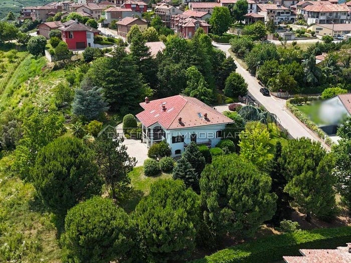Casa con 6 locali in vendita in via Alba, Roddi