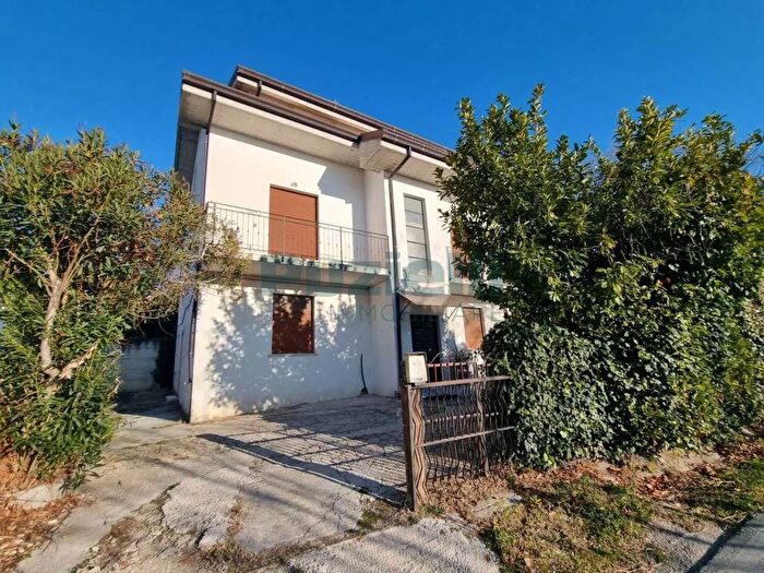 Appartamento con 6 locali in vendita in Contrada San Girolamo, Fermo