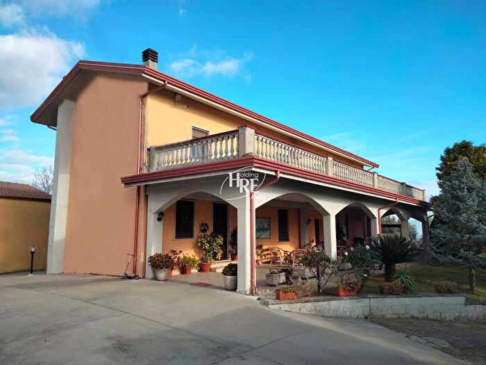 Casa con 8 locali in vendita in Via Vignale, Montalto Uffugo