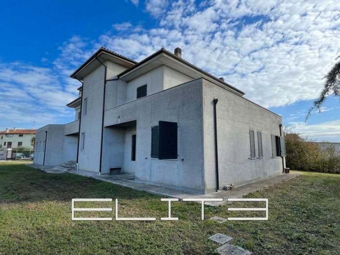 Casa con 6 locali in vendita in Osimo