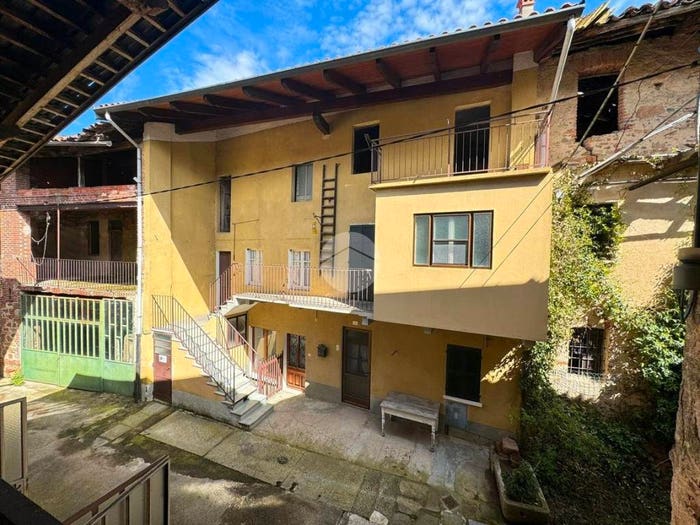 Casa quadrilocale in vendita in Frazione Mombello, Centro, Masserano