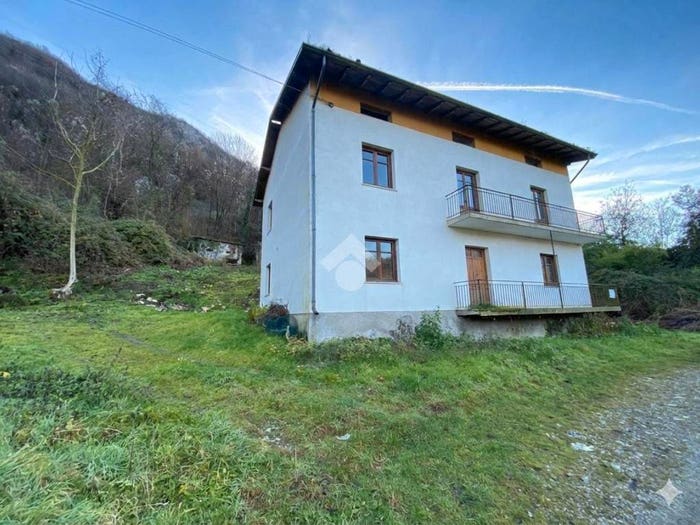 Casa con 6 locali in vendita in Via Acquasparsa, Casazza