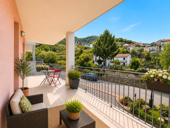 Appartamento trilocale in vendita in Via Genlis Lus, Albenga