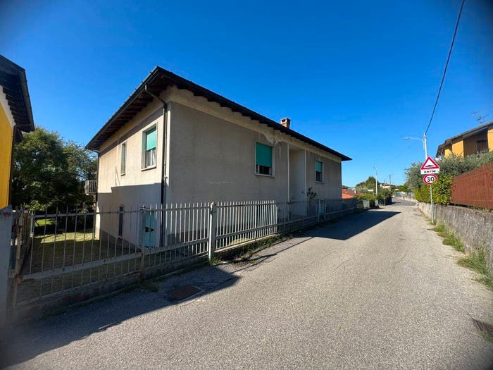 Casa con 6 locali in vendita in Via dei Fiori, Centro, Gavirate