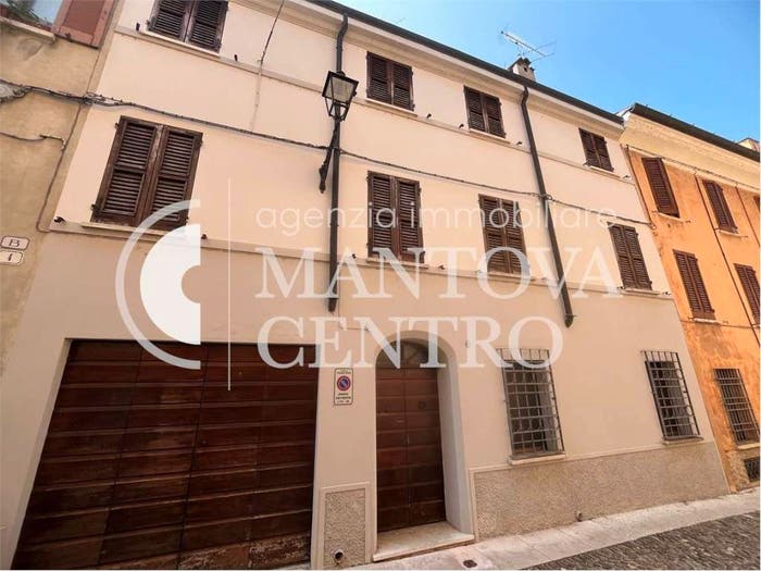 Casa con 6 locali in vendita in VICOLO PERSICO, Centro, Mantova