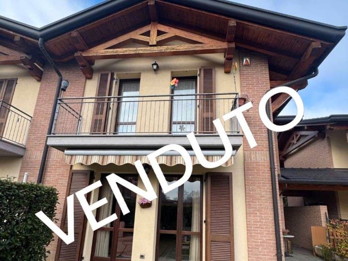 Casa quadrilocale in vendita in Via Novara, Centro, Malnate