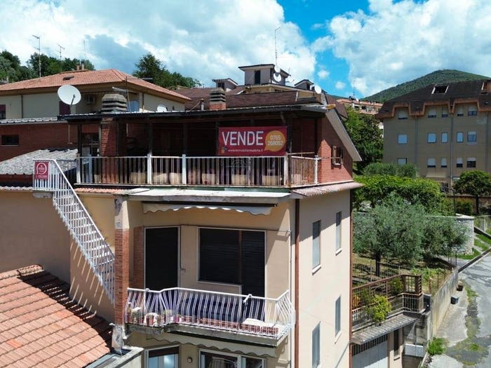 Appartamento con 6 locali in vendita in Via Salvo D'Acquisto, Centro, Poggio Mirteto