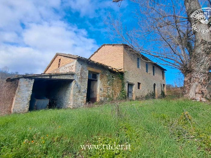 Casa con 6 locali in vendita in Via Castelbuono, Bevagna