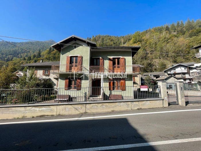 Casa con 6 locali in vendita in Via Roma, Valprato Soana