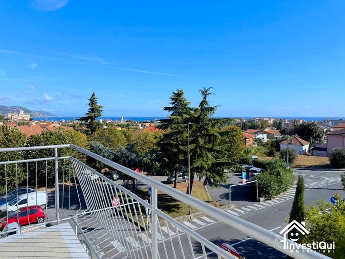Appartamento trilocale in vendita in Viale Enrico Toti, Centro, Loano