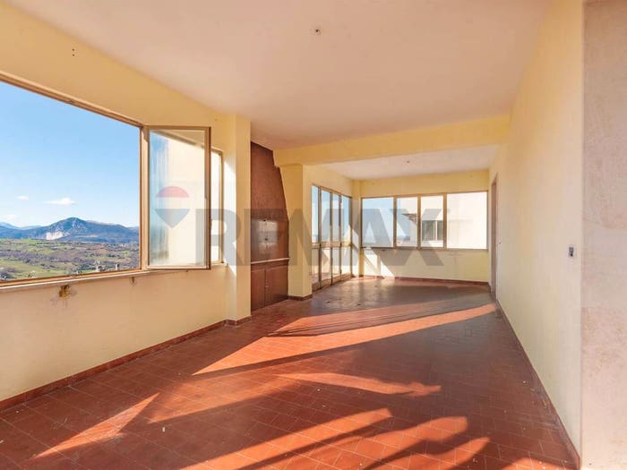 Appartamento con 6 locali in vendita in Via Umbria, Centro, Cupramontana
