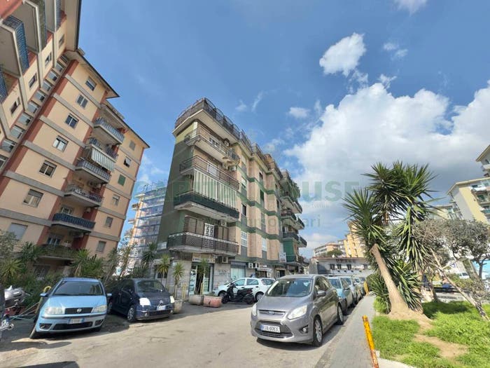 Appartamento trilocale in vendita in Via Consalvo, Fuorigrotta, Napoli