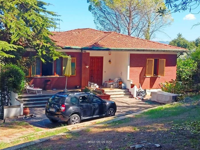Casa con 6 locali in vendita in Collesalvetti