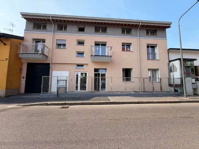 Appartamento trilocale in vendita in via Flli Rizzardi, Trenno, Milano
