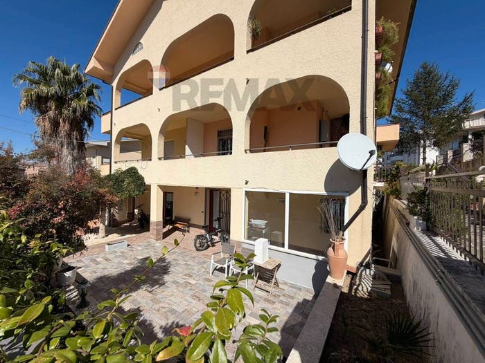 Appartamento con 6 locali in vendita in Via Alcide De Gasperi, Centro, Castel Frentano